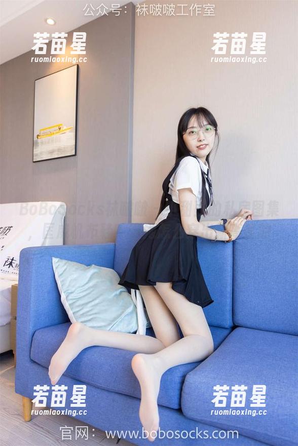 BoBoSocks袜啵啵-小甜豆 BoBoSocks袜啵啵 - 小甜豆的私房图集,匡威帆布鞋?这她怎么穿出新高度的