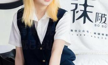 BoBoSocks袜啵啵 – 看！熊熊的NB运动鞋在这组写真里光彩夺目，光是这个角度就已经让我惊艳了。