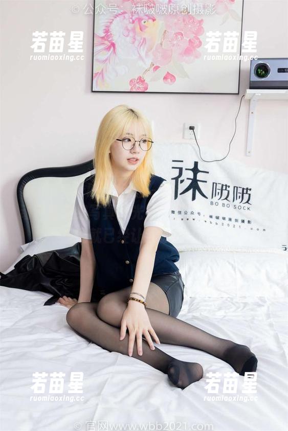 BoBoSocks袜啵啵-熊熊 BoBoSocks袜啵啵 - 看!熊熊的NB运动鞋在这组写真里光彩夺目,光是这个角度就已经让我惊艳了。