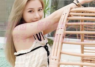 Feilin嗲囡囡 – 施忆佳KITTY的职业装写真，得先考虑好下载后产生的冲动。