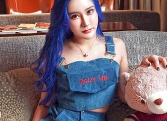 Feilin嗲囡囡 – 施忆佳KITTY的红裙探险，照片中的每个皱褶都在悄悄说话