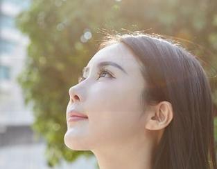 MiiTao蜜桃社 – 温心怡的婚纱没有浮夸圣光，但我却觉得每一帧都在慢慢咬人。