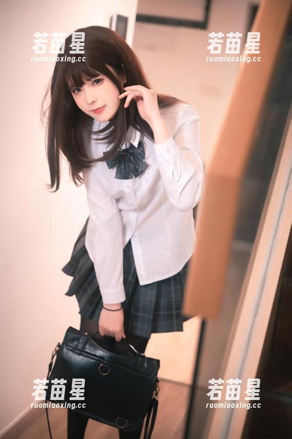 Quan冉有点饿 只因Quan冉有点饿,运动显得格外有趣,让我们用写真记录这微妙的尴尬!