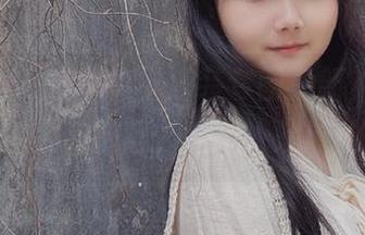 Sayako＿今年4岁泳装套图更新，想象在海浪间的那种随意，略带点戏谑的姿态。