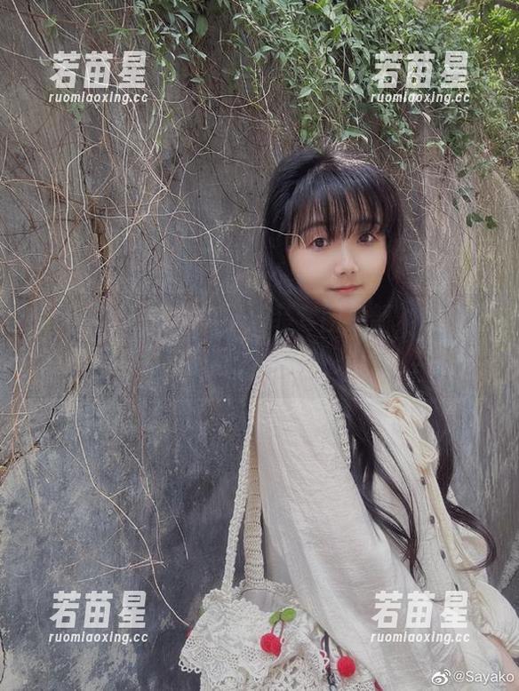Sayako＿今年4岁泳装套图更新，想象在海浪间的那种随意，略带点戏谑的姿态。