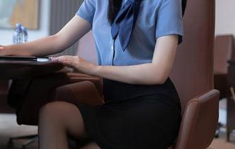 Xiuren秀人网 – 最新的伍晓丽Shirley修女系列：她能让你对虔诚有新的理解吗？