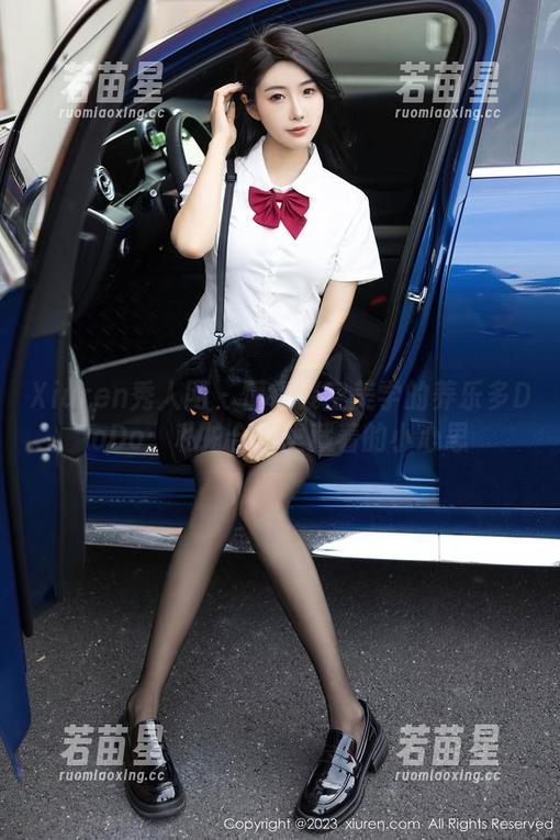Xiuren秀人网-养乐多DoDo Xiuren秀人网 - 懂得镂空美学的养乐多DoDo:私拍合集里藏着的小心思