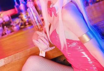 观看izumi泉桃子版的兔女郎，眼前一亮的同时心里突然涌现了些小疑问…