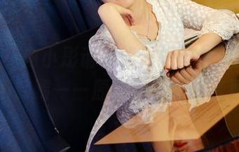pans – 向小彤请教如何把丝袜穿得让人目不转睛——原图里藏着啥资源？