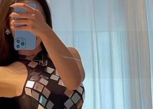 微密圈 – 不爱笑的赛琳的新图集：有没有注意到她的“用心”在哪儿？