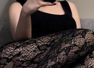 微密圈 – 保守的二舅妈的原图新推出！紧包蜜腿让人垂涎欲滴。