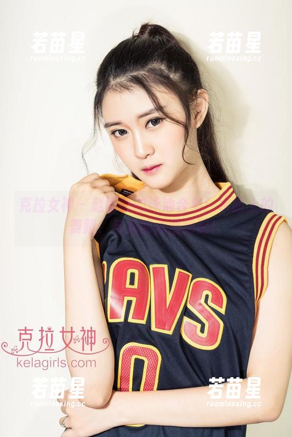 克拉女神-赵雨静 克拉女神 - 赵雨静的泳池合集:水面上的舞蹈,与我的泳圈绝配!