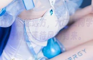 水手服让人想起远方，六二二同学的图片好像在等待风的到来。