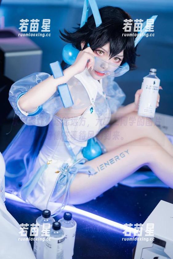 水手服让人想起远方，六二二同学的图片好像在等待风的到来。