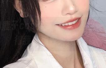 千反田鹿子cos英梨梨皮衣，这一套更新得我贼想去买衣服。