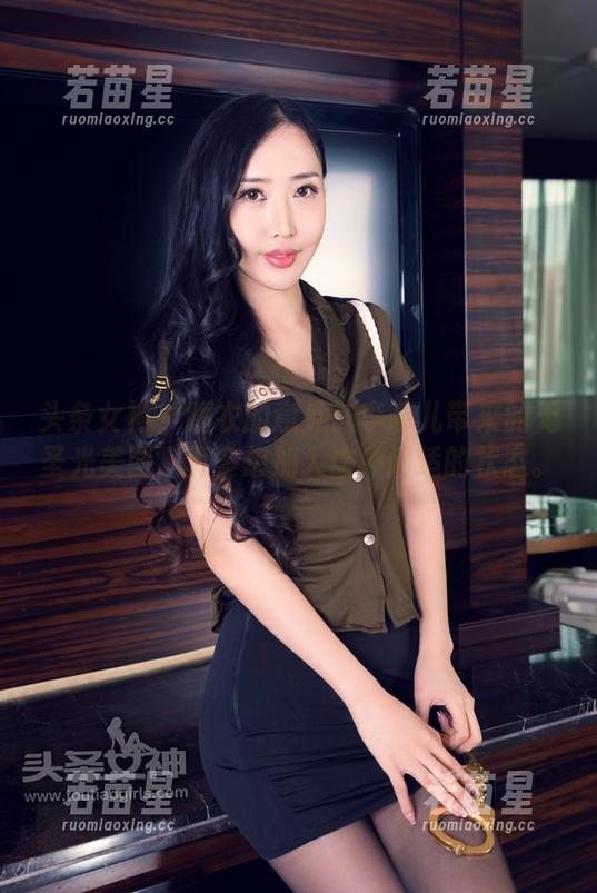 头条女神-李菲儿 头条女神 - 睡衣的意外:李菲儿带来的无圣光美图,真多想加入这种闲适的状态。