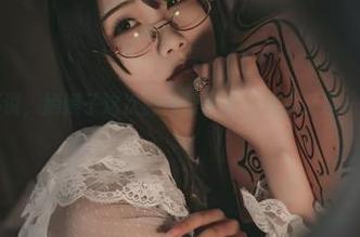 啧，不得不说，嫣嫣子这次的白裙更新，好像又是一波常规操作。