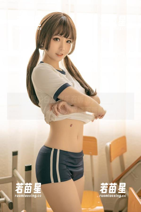 精选集里的白裙似乎在诉说，桃良阿宅的审美真心让人捉摸不透啊。