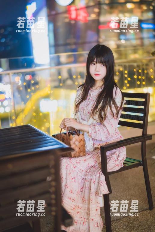 桜桃喵 随便一瞥,“桜桃喵”居然默默把吊带穿得如此出色,难道是见过这个世间的所有翻车?