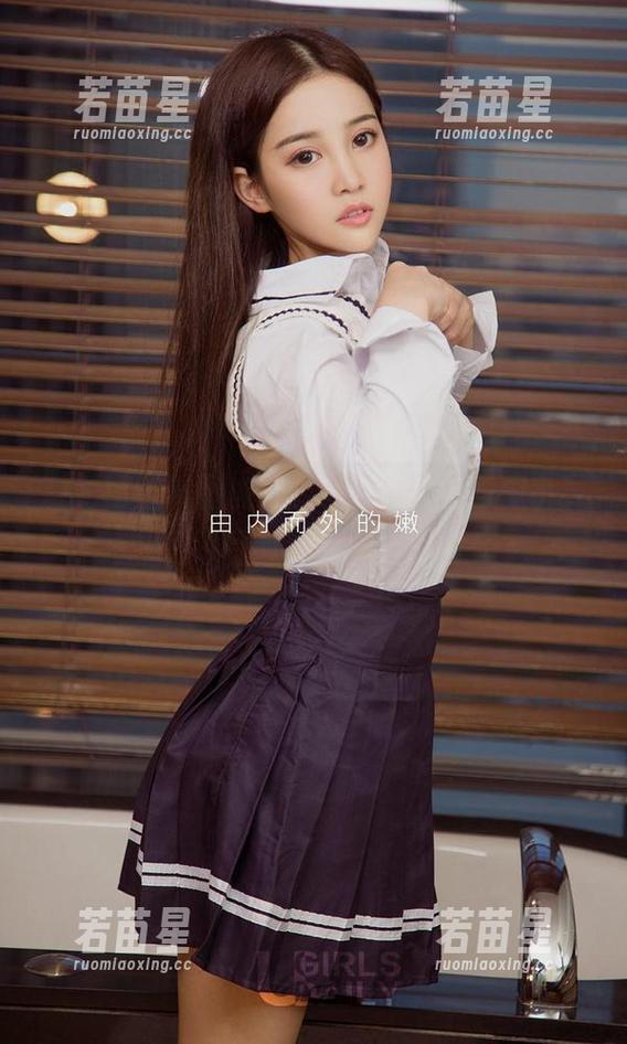爱尤物-艾小青 爱尤物 - 美图加持的套装,艾小青似乎要奔向时空的另一边
