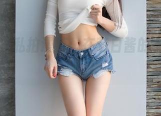 爱蜜社 – 私拍漫游：在萌白酱的女王国度畅游