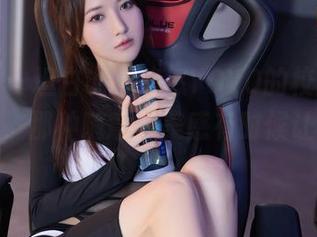 秀人网 – 坦白说，悠悠YOYO的校园美图在线上，那种随意的美感有时候让人怀念。