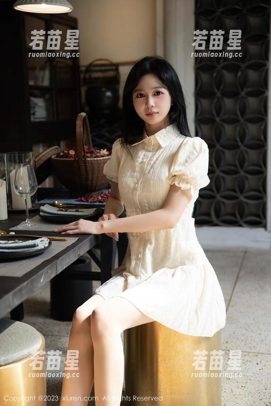 秀人网-晚苏susu 秀人网 - 看这写真,晚苏susu居然变身女仆,完美捕捉了“我在做家务”的灵魂之舞。