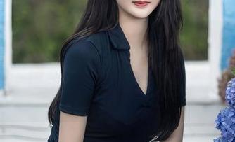 秀人网 – 这实在是油田溪溪的灰丝美图，令我心生向往，默认它是个不错的壁纸选择。