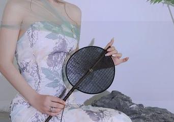 秀人网 – 被萌白酱的礼服写真迷得神魂颠倒，下载后也不好意思分享了，忍不住偷快乐！