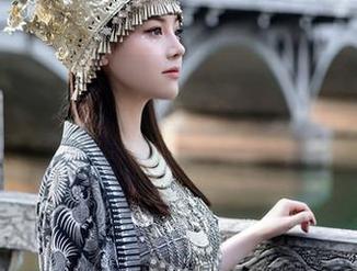 秀人网 – 发现了“鱼子酱fish”最新的美图，套装穿出不一样的感觉，太颠覆了我的三观。