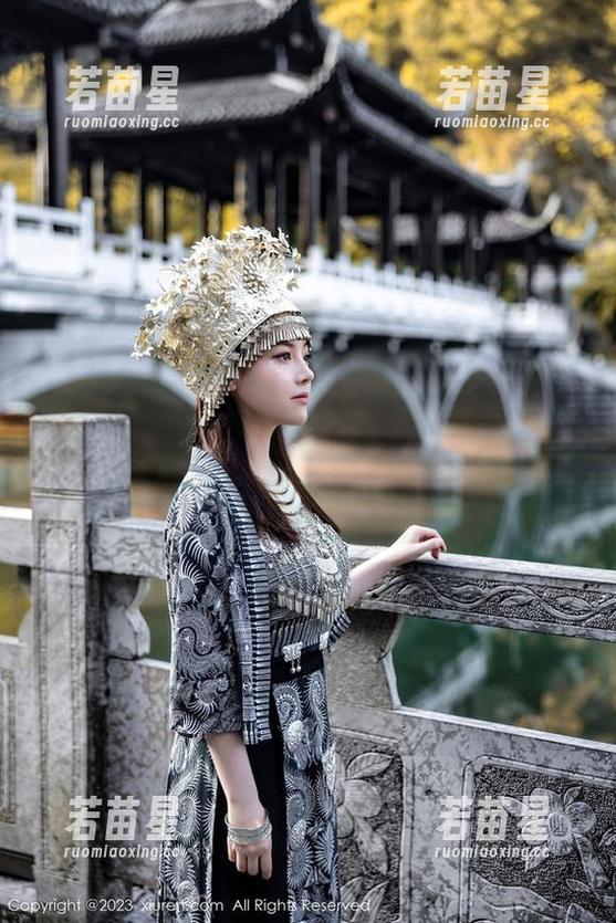 秀人网 - 发现了“鱼子酱fish”最新的美图，套装穿出不一样的感觉，太颠覆了我的三观。