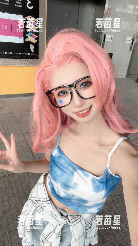 贝儿酱Miki 礼服成了贝儿酱Miki的小搭档,高清美图记录下这份不羁!