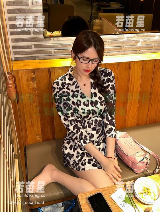 轩子巨二兔 微密圈 - 就这白色马油袜,似乎与轩子巨二兔的写真有着不解之缘呢