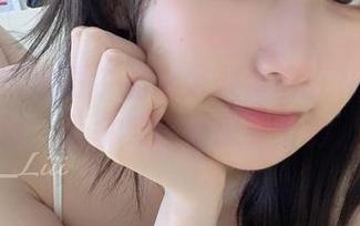 看！最新原图中迷之呆梨依旧在花火里打转，莫名其妙好想看个够。