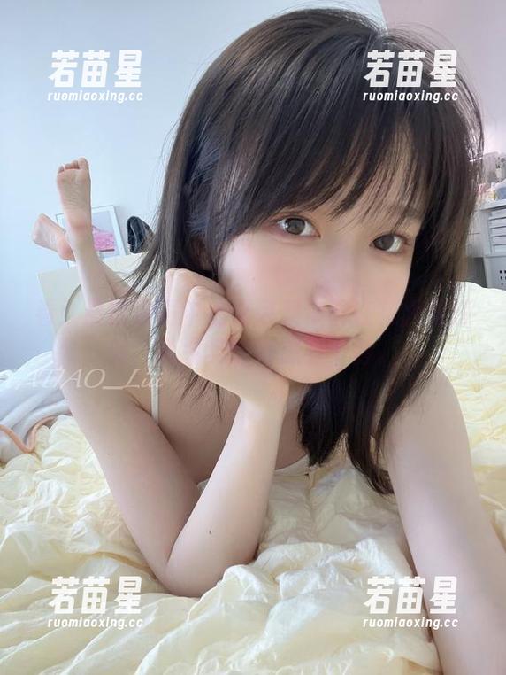 迷之呆梨 看!最新原图中迷之呆梨依旧在花火里打转,莫名其妙好想看个够。
