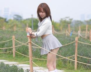 魔镜街拍 – 意外发现：婷婷的午后休闲，灰裙与薄丝搭配，资源已经备好！