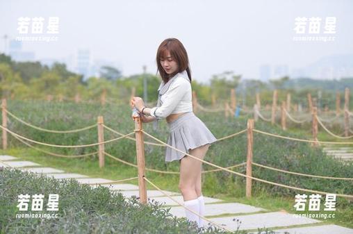 魔镜街拍-婷婷 魔镜街拍 - 意外发现:婷婷的午后休闲,灰裙与薄丝搭配,资源已经备好!