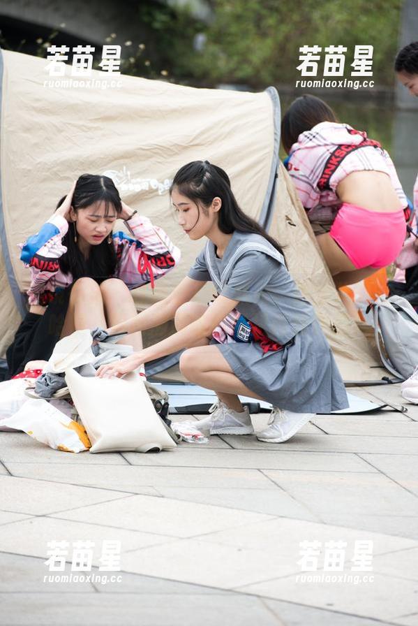 魔镜街拍-萌宝儿 魔镜街拍 - 在商业广场抓拍:萌宝儿的哈哈镜,福利满满的包臀裙肉丝作品!